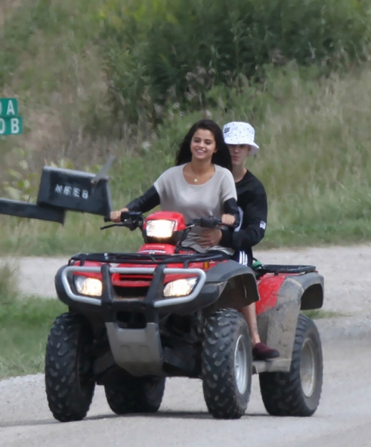 
	
	Selena và Justin đã rất vui vẻ tại Canada vào những ngày cuối tháng 8/2014.